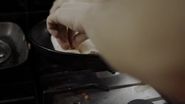 O cozinheiro põe o queijo agasalhado no lavash armênio em uma panela de ato de fritar, pão sem fermento fino — Vídeo de Stock