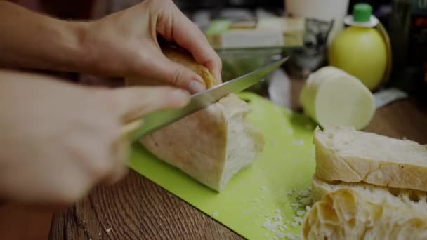 Женщина пытается резать хлеб тупым ножом, тупым лезвием — стоковое видео