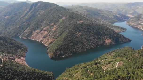 Valle del río Duero en Portugal, tiro hecho por dron, hermosa naturaleza en verano — Vídeos de Stock