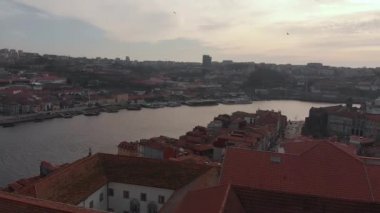 Portekiz, Porto. 12 Ekim 2020, fayanslardan yapılmış kırmızı çatıların güzel bir manzarası.