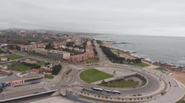 Portekiz, Porto. 12 Ekim 2020, şehrin güzel manzarası, bulutlu hava.