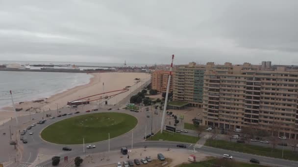 Portugal, Porto. 12 oktober 2020, vacker utsikt över staden med en strand och havet — Stockvideo