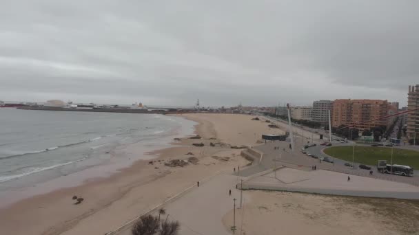Portugal, Oporto. 12 de octubre de 2020, hermosa vista de la ciudad con una orilla de playa y el mar — Vídeos de Stock