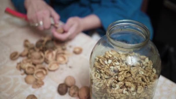 Nueces, una mujer limpia las nueces — Vídeo de stock