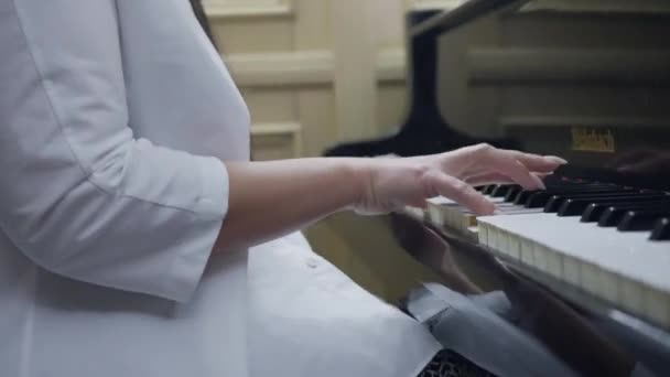 Donna che suona il pianoforte, mani femminili — Video Stock