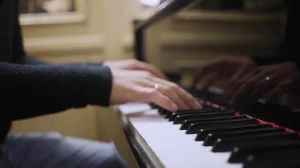 Un hombre toca magistralmente el piano, de cerca — Vídeos de Stock