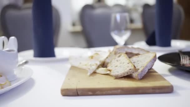 Close-up de pratos de carne e vegetais na mesa festiva, aniversário — Vídeo de Stock