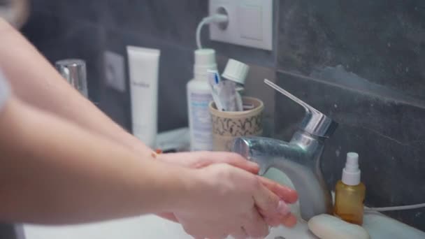 Girl Washes Her Hands Washes Her Face Going Bed High — Video