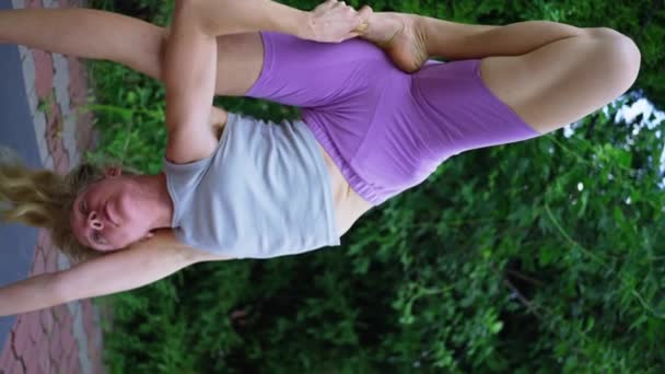 Albino Woman Outdoor Training Yoga Class Slow Motion Vertical Video — Stockvideo