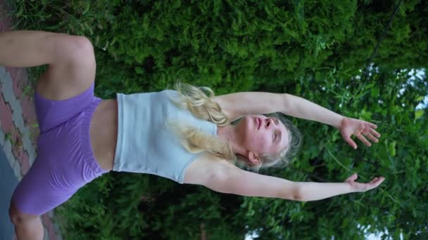 Albino Woman Outdoor Training Yoga Class Slow Motion Vertical Video — Stockvideo