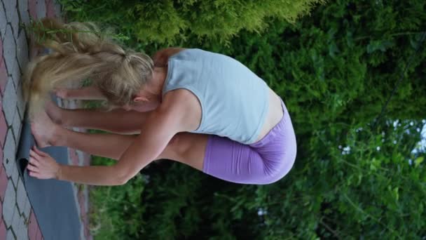 Albino Woman Outdoor Training Yoga Class Slow Motion Vertical Video — Vídeo de Stock