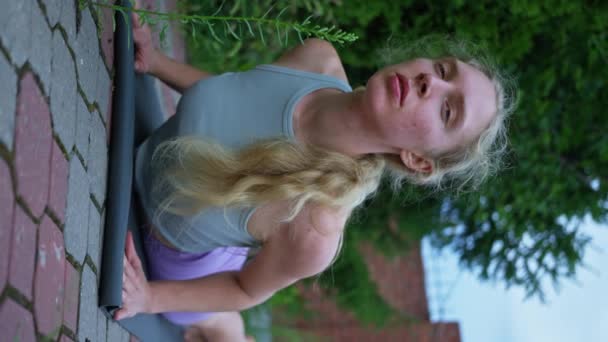 Blonde Woman Trains Street Evening Does Yoga Slow Motion Vertical — Vídeos de Stock