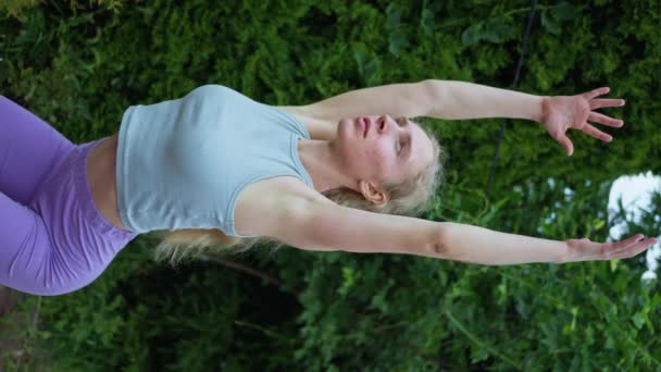 Albino Woman Outdoor Training Yoga Class Slow Motion Vertical Video — Vídeo de Stock