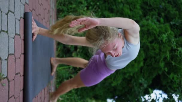 Blonde Woman Trains Street Evening Does Yoga Slow Motion Vertical — ストック動画