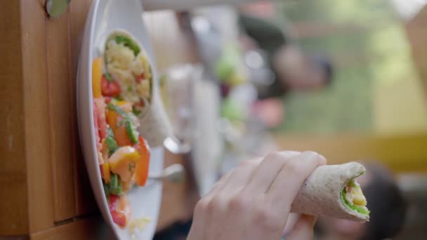 Família Tomando Café Manhã Livre Verão Comendo Salada Rolos Vegetais — Vídeo de Stock