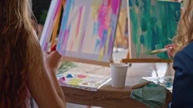 Akrilik resim dersi, soyut. Kızlar ve kadınlar yavaş çekimde resim yapmayı öğrenirler. Yüksek kalite 4k görüntü