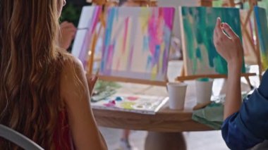 Akrilik resim dersi, soyut. Kızlar ve kadınlar yavaş çekimde resim yapmayı öğrenirler. Yüksek kalite 4k görüntü