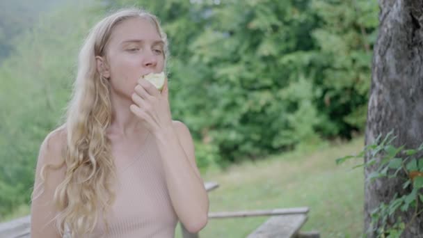 Kvinna Turist Sitter Bänk Äter Ett Färskt Grönt Äpple Flicka — Stockvideo
