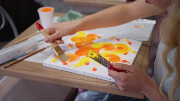 Lezione Pittura Acrilica Astratta Ragazze Donne Imparano Disegnare Rallentatore Filmati — Video Stock