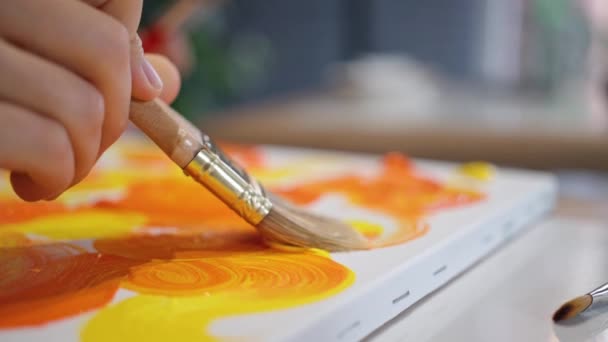 Mão Pincel Para Pintura Close Lona Com Tintas Câmera Lenta — Vídeo de Stock