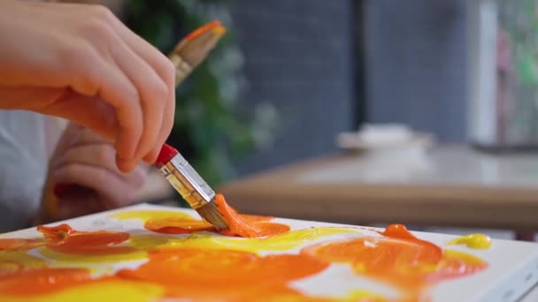 手と筆で絵を描く クローズアップ 絵具付きのキャンバス スローモーション 高品質4K映像 — ストック動画