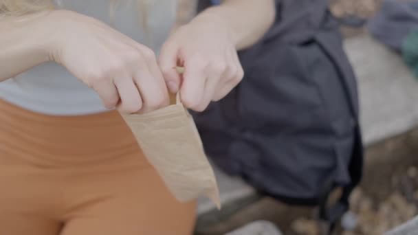 Turista Tira Saco Papel Com Nozes Sua Mochila Trata Sua — Vídeo de Stock