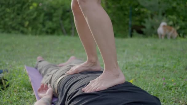 Junge Frauen Machen Thai Massagen Der Mann Liegt Gras Die — Stockvideo
