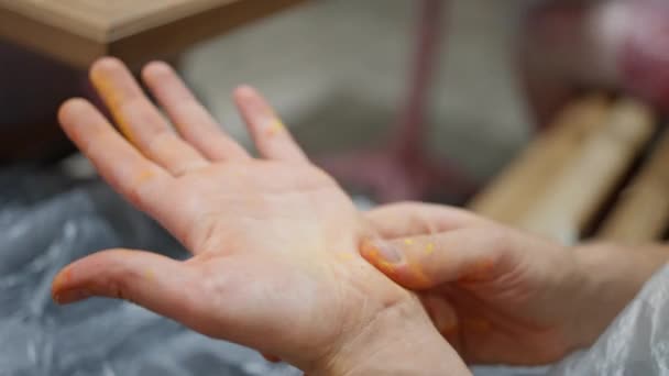 Kvinnliga Händer Nära Håll Konstnären Torkar Händerna Från Färgen Duk — Stockvideo
