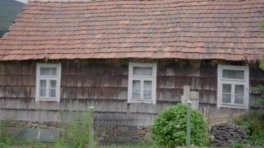 Karpatlar 'daki eski ahşap ev, dağlarda, fayanslı çatı. Yüksek kalite 4k görüntü