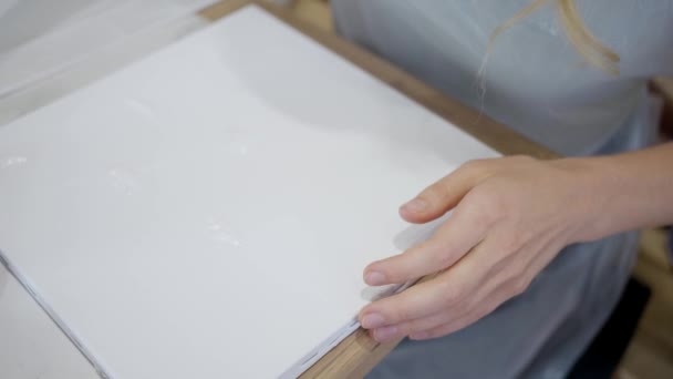 Девушка Проходит Мастер Класс Рисованию Холсту Рисования Рисованию Кисти Крупным — стоковое видео