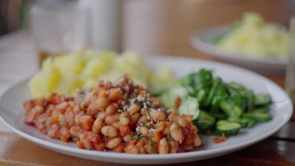 샐러드가 접시가 식탁에 있습니다 클로즈업 동작이야 채식주의자 고품질 — 비디오