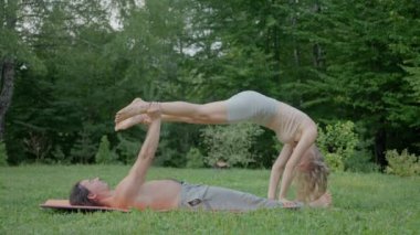 Bir erkek ve bir kız yoga yapmayı deniyorlar, başarısız oluyorlar, gülüyorlar, şakalaşıyorlar, tartışıyorlar. Kız gider, erkek yalnız kalır. Yüksek kalite 4k görüntü