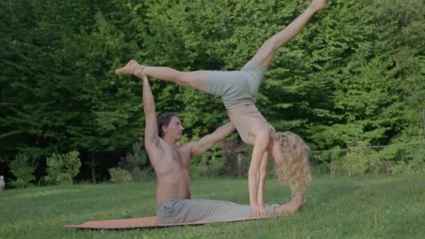 Chico Una Chica Tratan Realizar Elemento Emparejado Yoga Fallan Discuten — Vídeo de stock