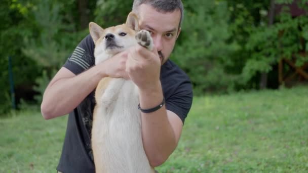 Hond Een Karateka Eigenaar Van Het Huisdier Speelt Met Hem — Stockvideo