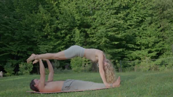 Kille Och Tjej Försöker Utföra Ett Par Inslag Yoga Misslyckas — Stockvideo