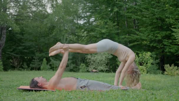Kille Och Tjej Försöker Utföra Ett Par Inslag Yoga Misslyckas — Stockvideo