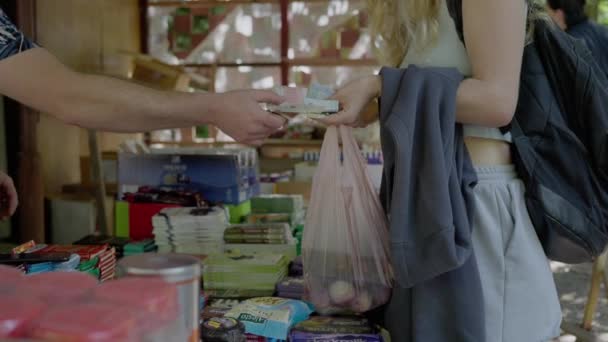 Sinyak Ucrania Agosto 2022 Una Mujer Compra Verduras Frutas Bazar — Vídeos de Stock