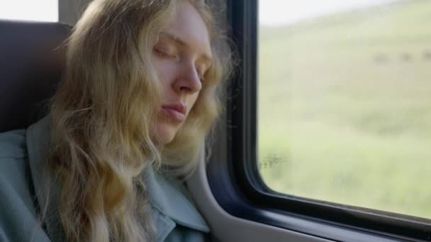 Een Vermoeide Vrouw Een Oekraïense Vluchteling Rust Een Trein Jong — Stockvideo