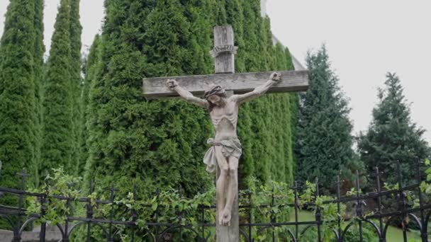 Sinyak Ukraine August 2022 与被钉在十字架上的耶稣基督交叉 在山上 修道院旁边 高质量的4K镜头 — 图库视频影像