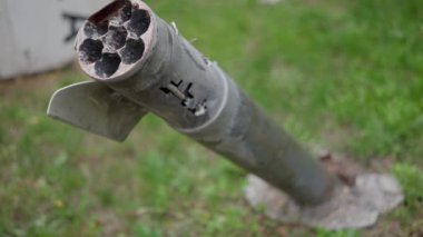 Ukrayna savaşı. Yakın çekim 4k stok video görüntüleri gerçek patlamamış askeri füze, torpido ya da yerde sıkışmış mermi. 2022 'de Rusya' nın Ukrayna 'ya karşı açtığı korkunç savaş anları. Yavaş çekim