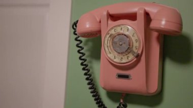 Sarışın bir kadın, retro telefondan arıyor, 80 'li yaşlarda, gül telefon, yavaş çekim. Yüksek kalite 4k görüntü