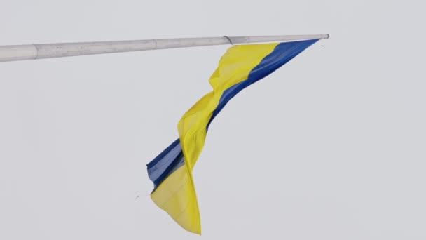 Bandera Ucrania Contra Cielo Nublado Bandera Amarillo Azul Ucrania Ondeando — Vídeos de Stock