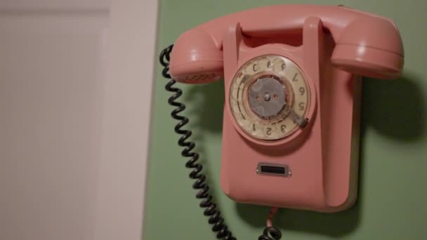 Блондинка Дзвонить Ретро Телефон Рожевий Телефон Повільний Рух Високоякісні Кадри — стокове відео