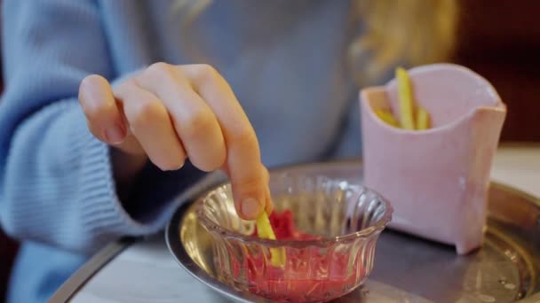 Ręka Bierze Frytki Zanurza Sosie Pomidorowym Fast Food Czas — Wideo stockowe