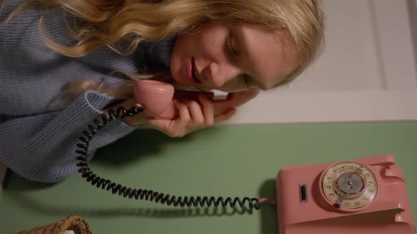 Блондинка Звонки Ретро Телефону Розовый Телефон Замедленная Съемка Вертикальное Видео — стоковое видео
