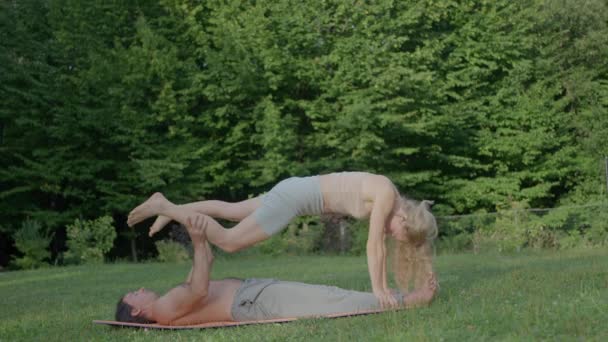 Kille Och Tjej Försöker Utföra Ett Par Inslag Yoga Misslyckas — Stockvideo