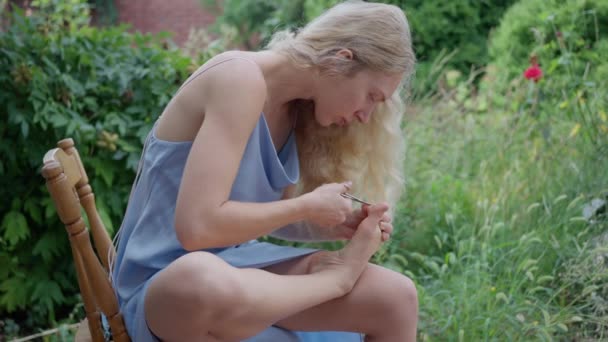 Una Mujer Con Pelo Blanco Largo Hermoso Vestido Azul Sienta — Vídeo de stock