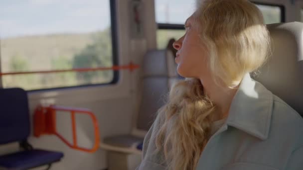 Egy Őszinte Vonattal Utazik Elalszik Amikor Táj Elhalad Gyönyörű Fiatal — Stock videók