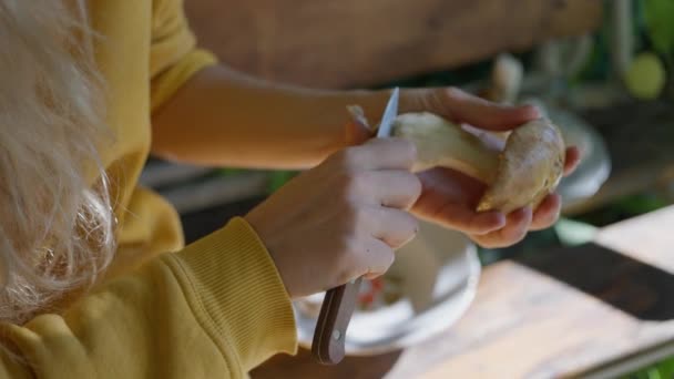 Μια Γυναίκα Καθαρίζει Μανιτάρια Πορτσίνι Στον Κήπο Μαχαίρι Πλάνα Αργής — Αρχείο Βίντεο