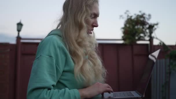 Blondynka Pracująca Wieczorem Nad Laptopem Ogrodzie Wysokiej Jakości Materiał — Wideo stockowe